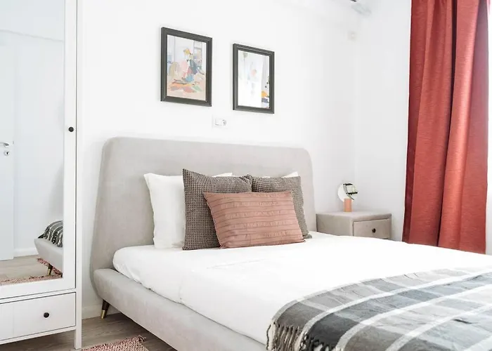 Sunny 2br Flat - Old Town View *