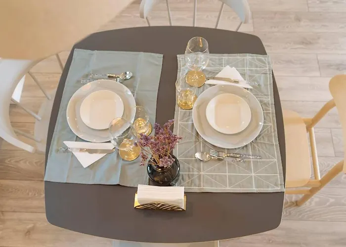 Sunny 2br Flat - Old Town View