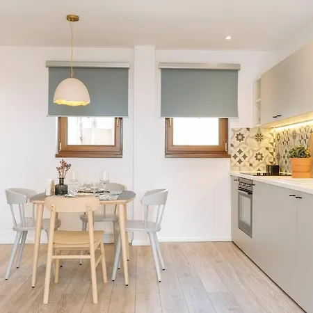 Daire Sunny 2br Flat - Old Town View *