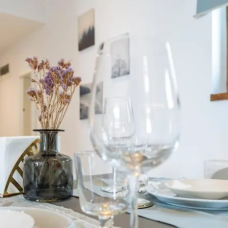 Sunny 2br Flat - Old Town View