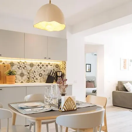 Sunny 2br Flat - Old Town View * Bükreş