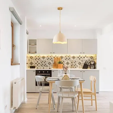 Sunny 2br Flat - Old Town View * Bükreş