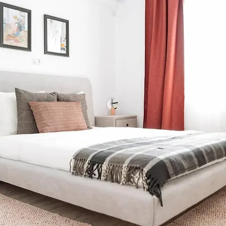 Sunny 2br Flat - Old Town View Daire