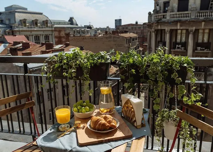Апартаменти Sunny 2br Flat - Old Town View Бухарест