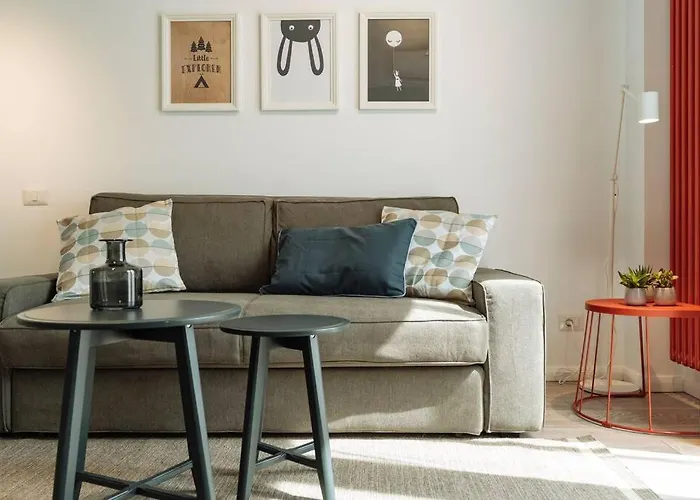 Апартаменти Sunny 2br Flat - Old Town View Бухарест