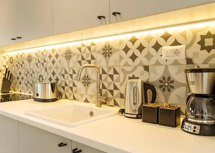 Апартаменти Sunny 2br Flat - Old Town View