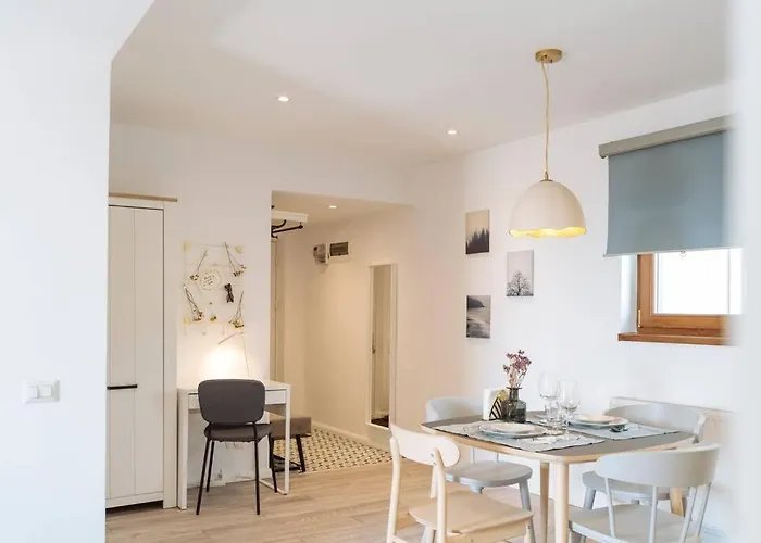 Апартаменти Sunny 2br Flat - Old Town View *