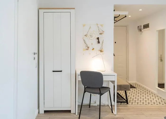Sunny 2br Flat - Old Town View Апартаменти *