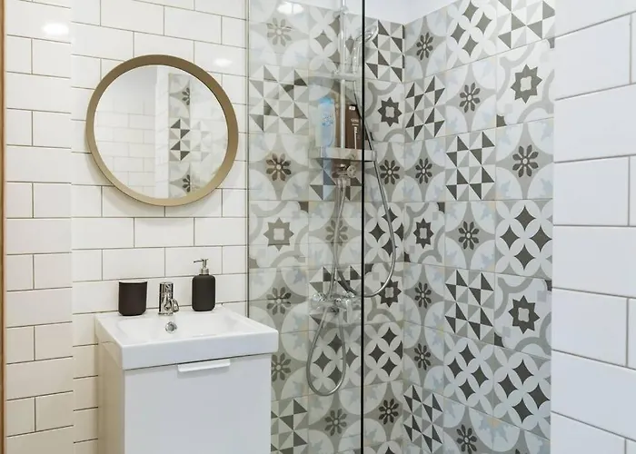 Апартаменти Sunny 2br Flat - Old Town View *