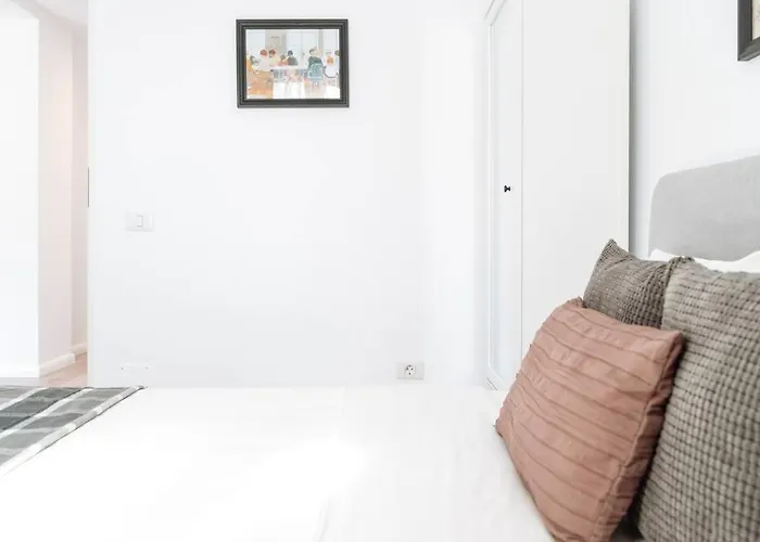 Апартаменти Sunny 2br Flat - Old Town View Бухарест