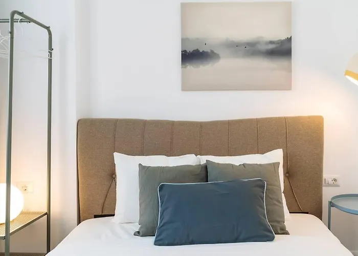 Апартаменти Sunny 2br Flat - Old Town View *