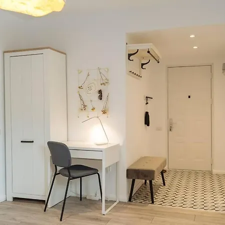 Sunny 2br Flat - Old Town View Bükreş