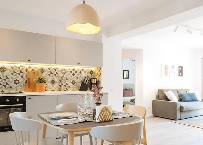 Sunny 2br Flat - Old Town View * Boekarest